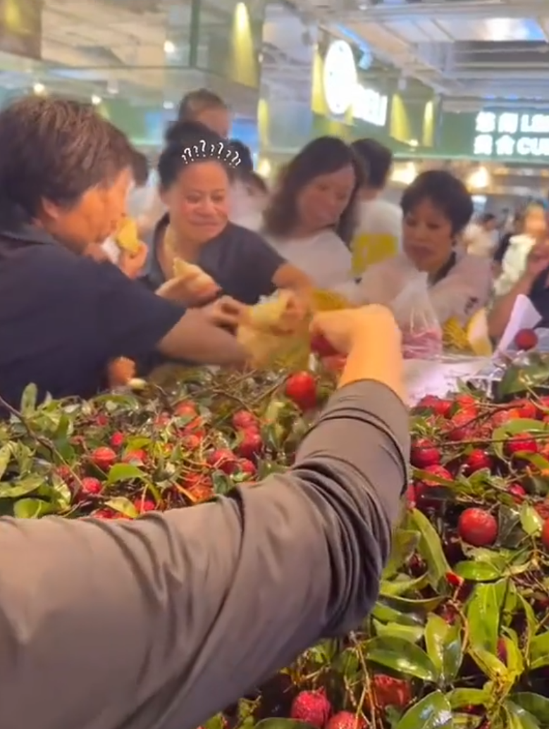 內地網上近日瘋傳一段影片,河北邢臺某超市因開業低價促銷榴槤,多人圍聚榴槤貨架自行開果品嘗,有民眾抱孩經過「見者有份」,一同加入分食行列