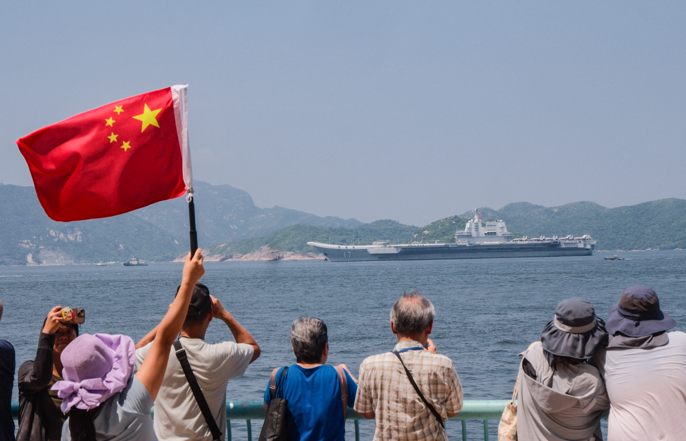 山東艦航母編隊離開香港,結束為期5天的訪港行程。大批市民到海怡半島海濱送別山東艦。(中通社)