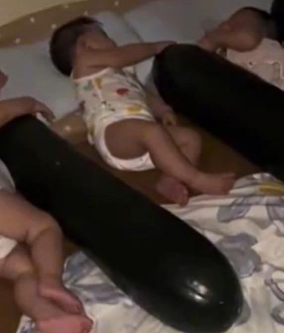 網民分享小孩子抱冬瓜睡覺的照片。(互聯網)