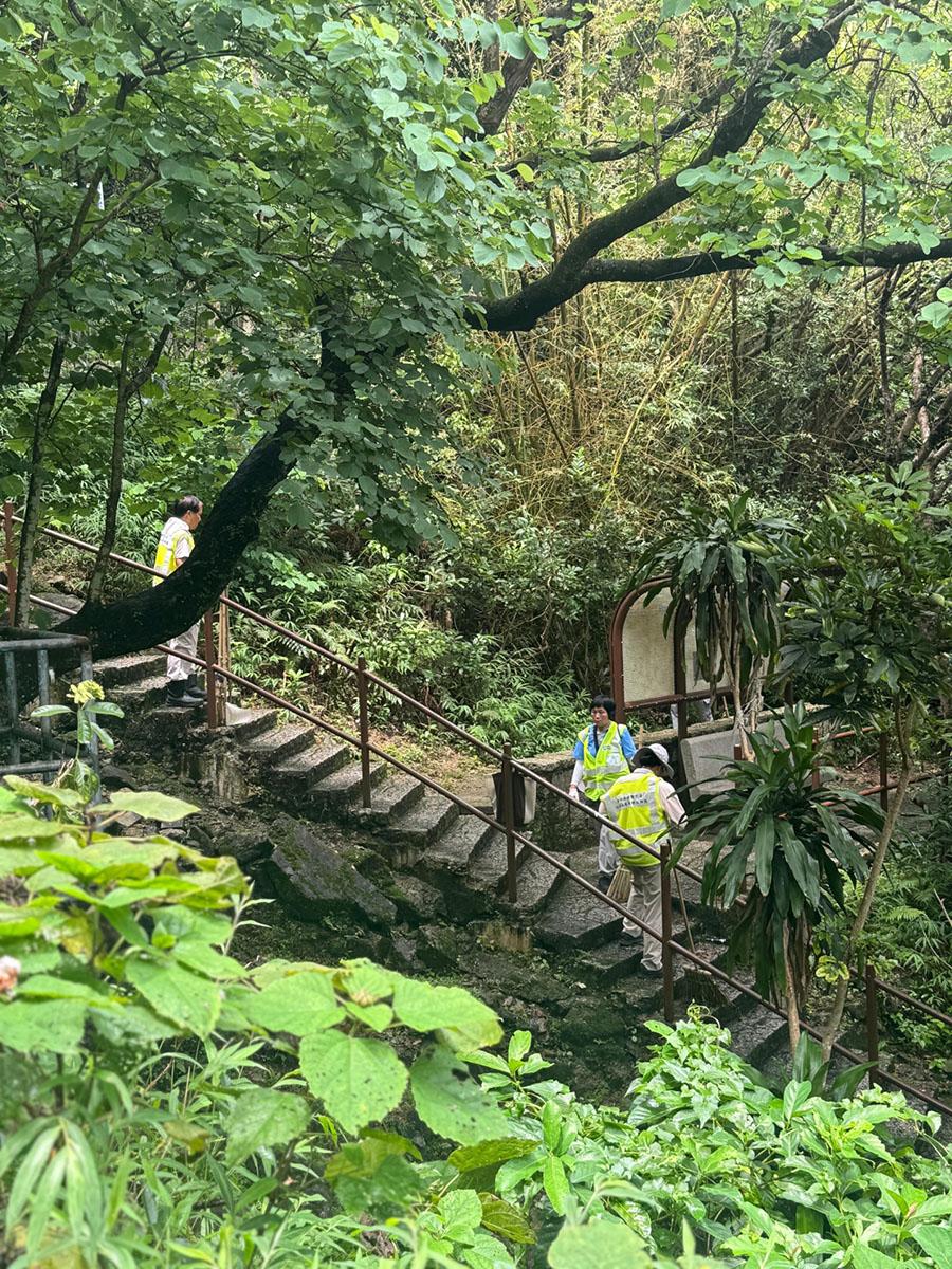 有市民早前發現有食環署外判清潔工人,在飛鵝山直接把垃圾掃進山坡而未有妥善收集。(Threads用戶「the_night_spyder」圖片)