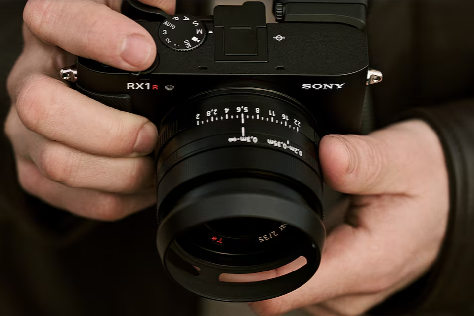 RX1R III搭載ZEISS 35mm Sonnar T*整合式固定鏡頭,配合全片幅6100萬像素背照式CMOS影像感測器。