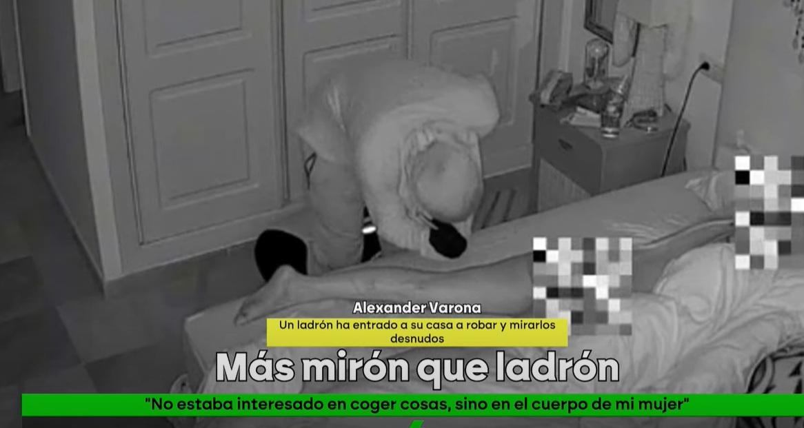 蒙面男細看女事主的私處。(互聯網)