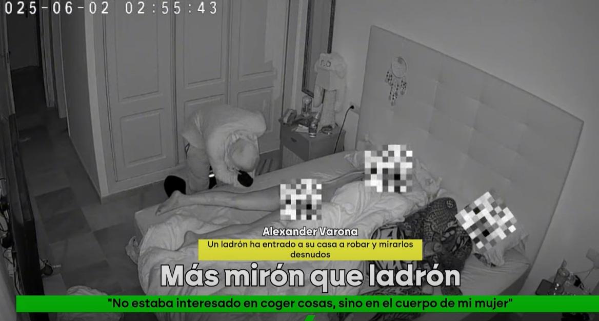 蒙面男細看女事主的私處。(互聯網)