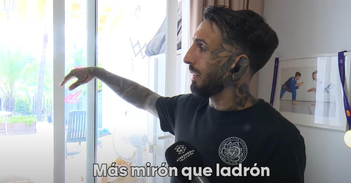 男屋主亞歷克斯講述事發經過,懷疑男子由窗口潛入。(互聯網)