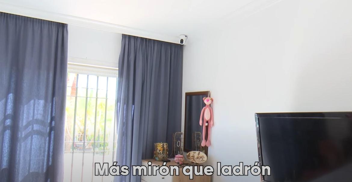 男屋主亞歷克斯懷疑男子由窗口潛入。(互聯網)