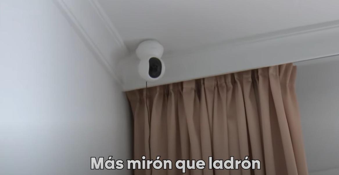 屋內閉路電視拍下案發過程。(互聯網)