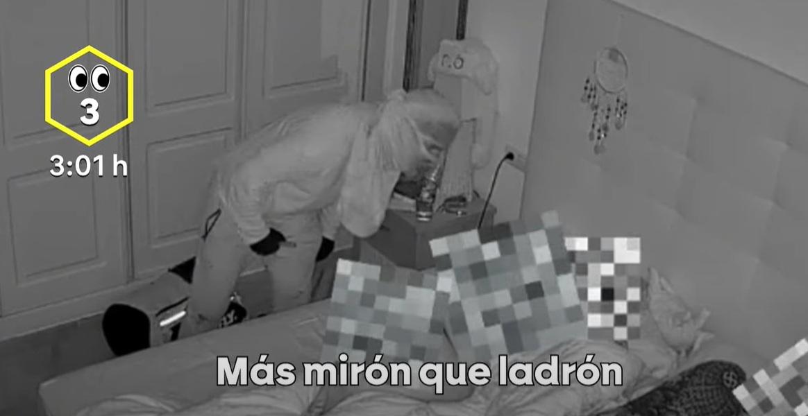 蒙面男進進出出房間,偷窺女事主的私處。(互聯網)