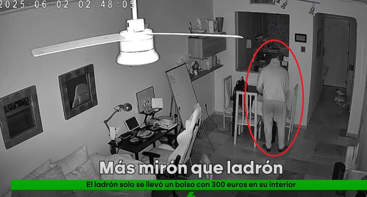 蒙面男凌晨潛入事主的家後,走到桌子旁。(互聯網)