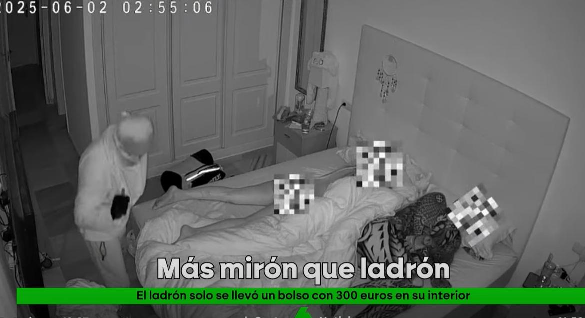 蒙面男走進睡房,女事主在裸睡,丈夫在旁睡著。(互聯網)