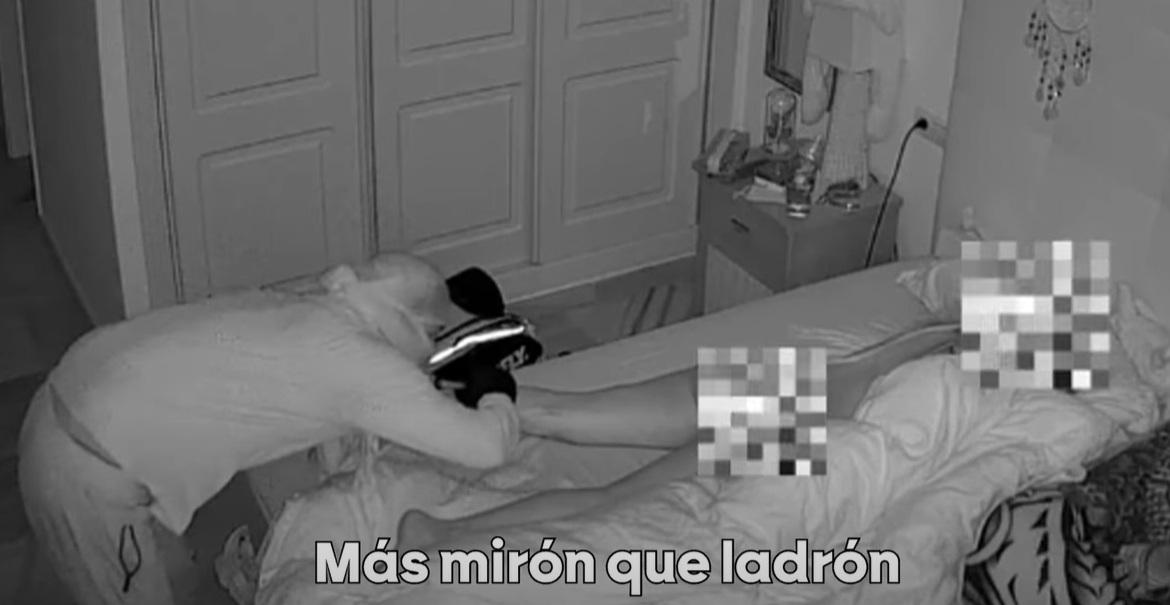 蒙面男彎低身,拿著電筒照女事主的私處來看清楚。(互聯網)