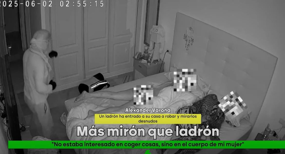 看了一會兒後,蒙面男再走到床的另一邊。(互聯網)