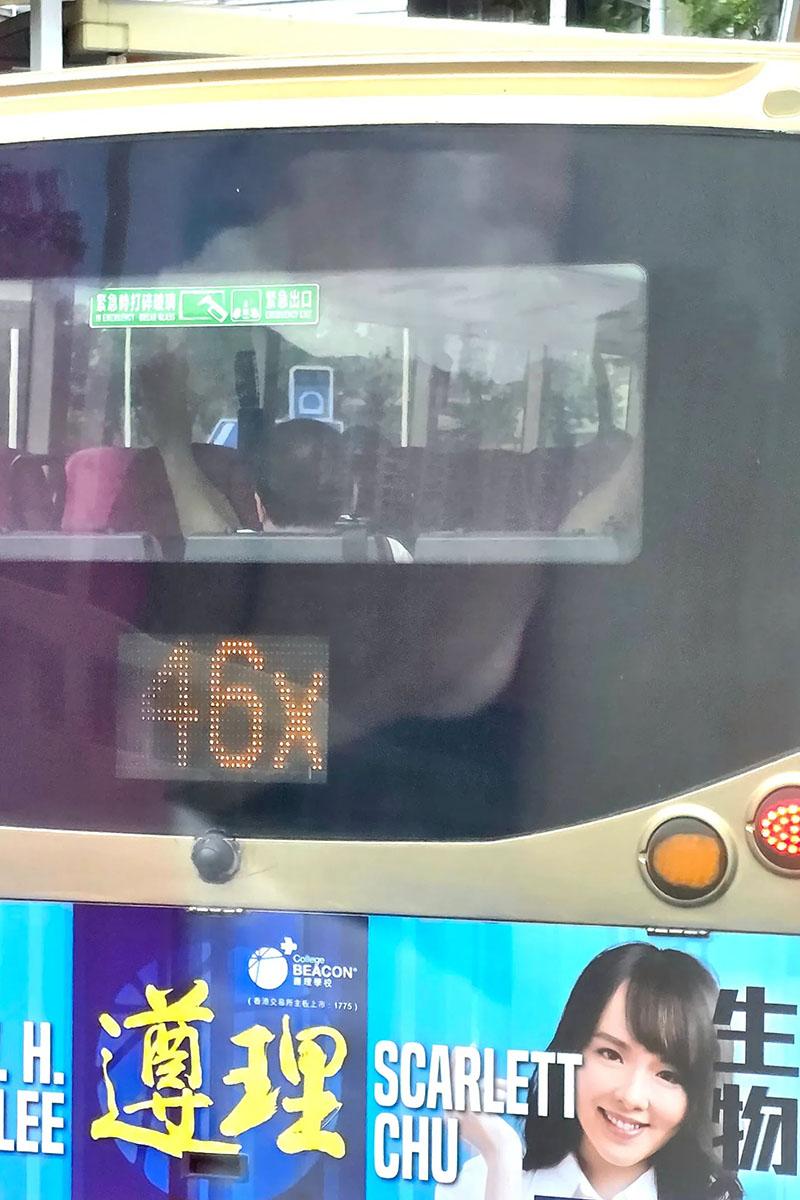 有市民目睹旁邊巴士上層車尾有乘客赤腳「V」字形拉筋。(Threads圖片)