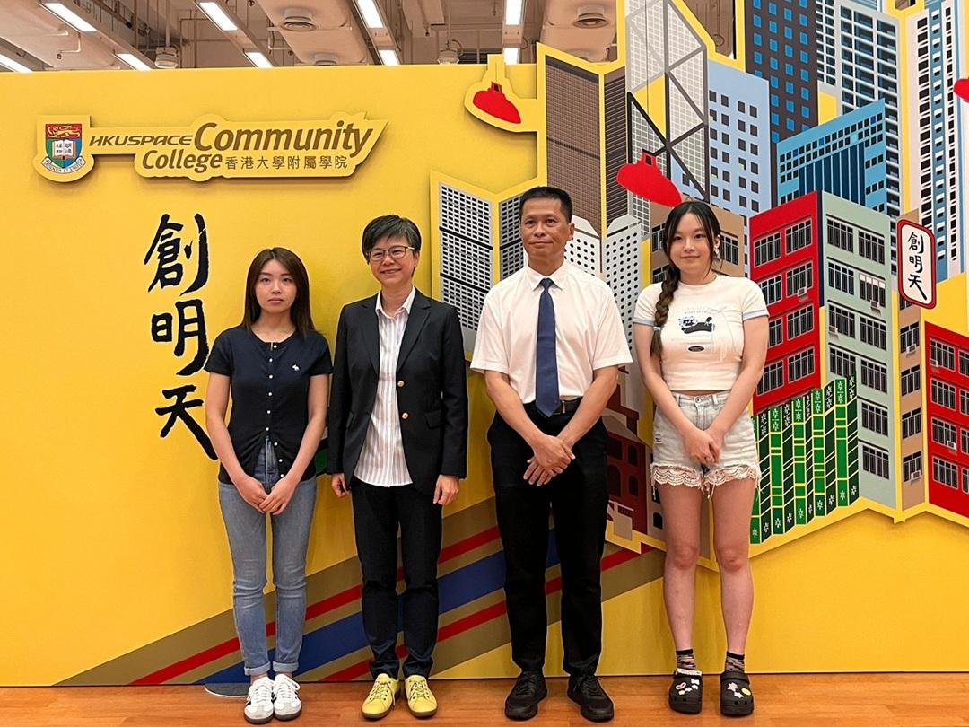(左起)學院應屆商業學⾼級文憑畢業⽣胡楚嵐、香港大學附屬學院副校長周雪玲、香港大學附屬學院署理校長盧兆興、學院應屆文學副學⼠ (媒體、文化及創意)畢業⽣張悅樺。(香港大學附屬學院提供)