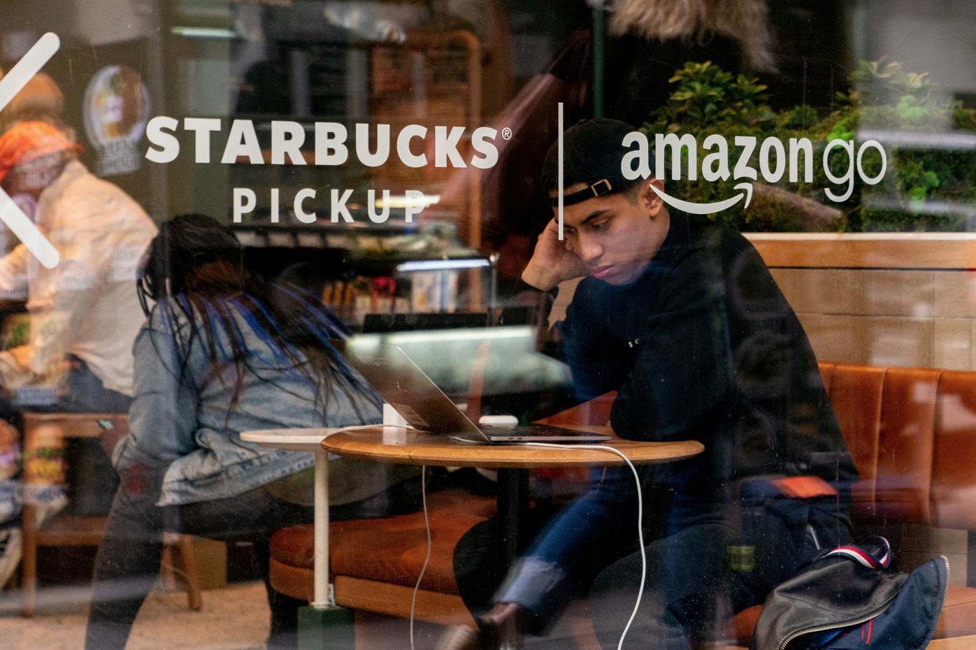 北美星巴克要求部分遙距工作的主管返回辦公室上班,企業員工每周也須在辦公室上班4天。(資料圖片)