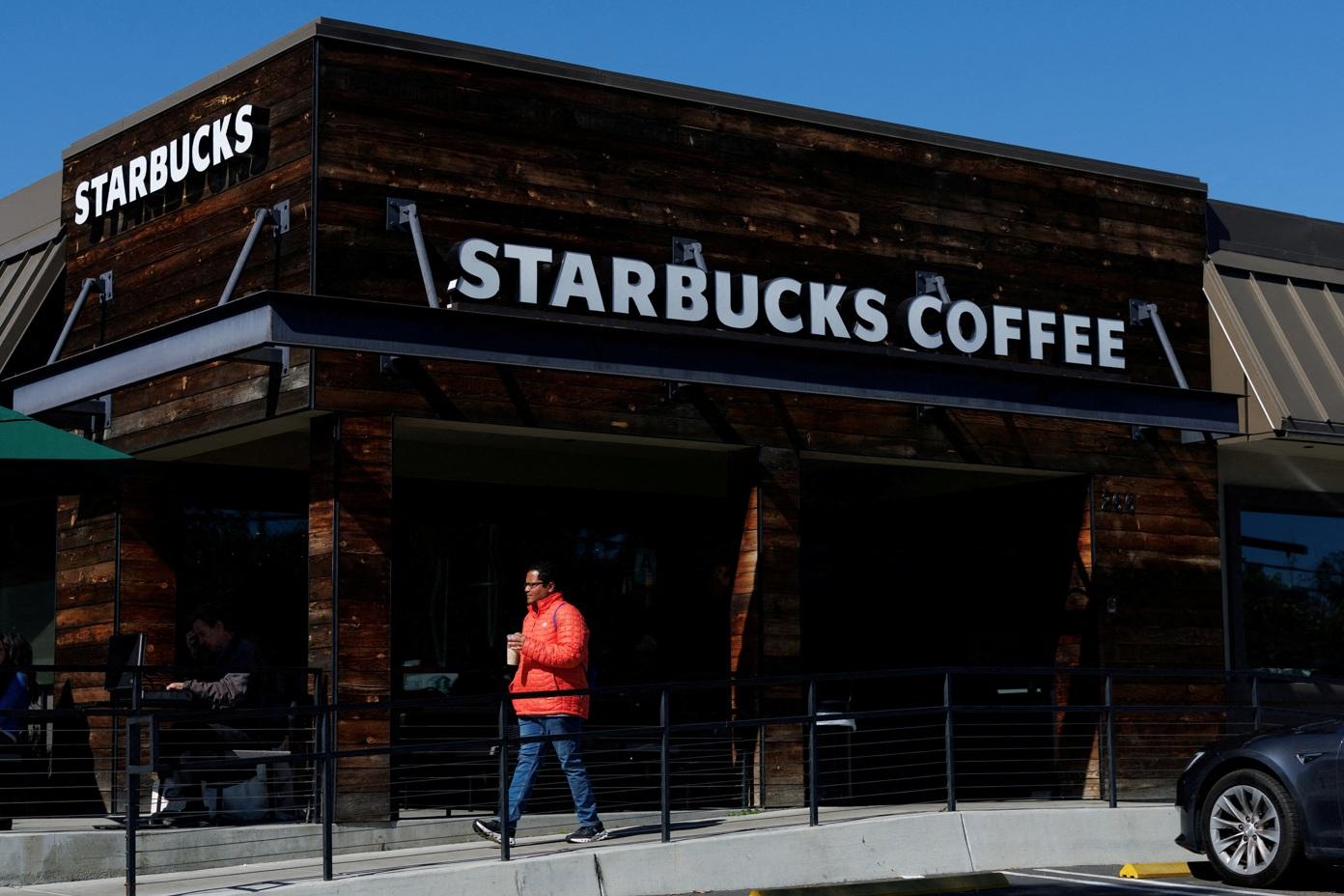 北美星巴克要求部分遙距工作的主管返回辦公室上班,企業員工每周也須在辦公室上班4天。(資料圖片)