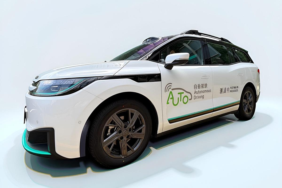 政府規定,所有自動駕駛車輛都要在車身展示先導自動車標籤。(政府新聞處)