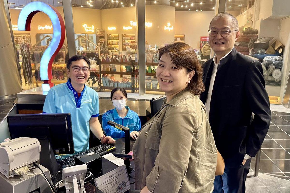 盧寵茂(右)與李夏茵(左)到數碼港商場享用七一優惠。(醫務衞生局FB)