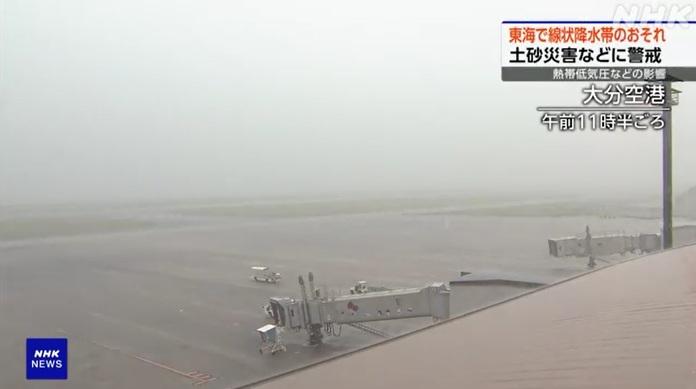 大分機場周一早上遭受雷雨侵襲。(互聯網)