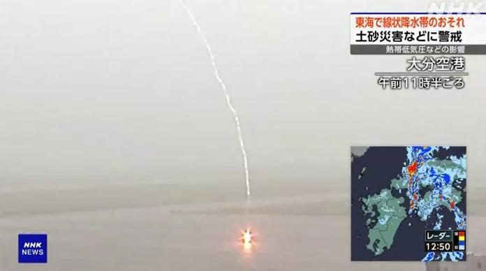 暴雨下,大分機場遭受雷擊。(互聯網)