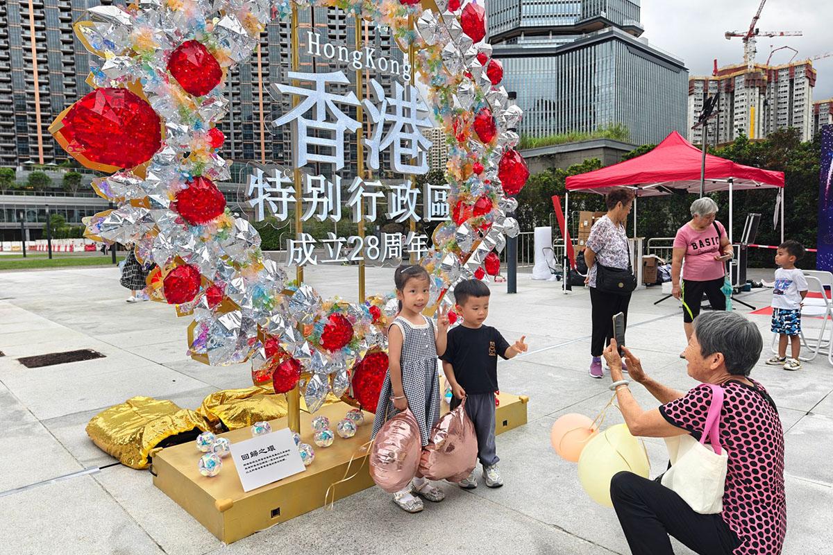「龍城慶回歸」燈飾展在啟德車站廣場舉行。
