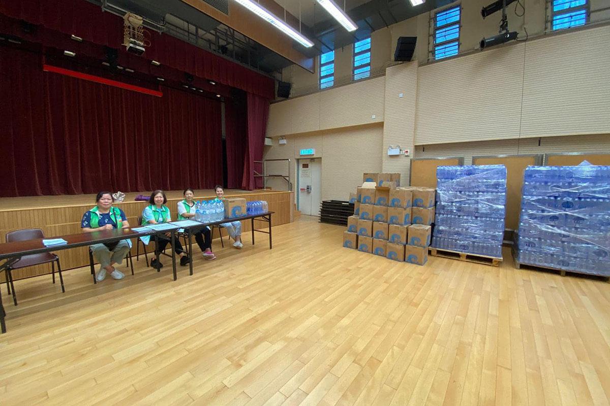 關愛隊在社區會堂準備大量樽裝水。(民政事務總署FB)