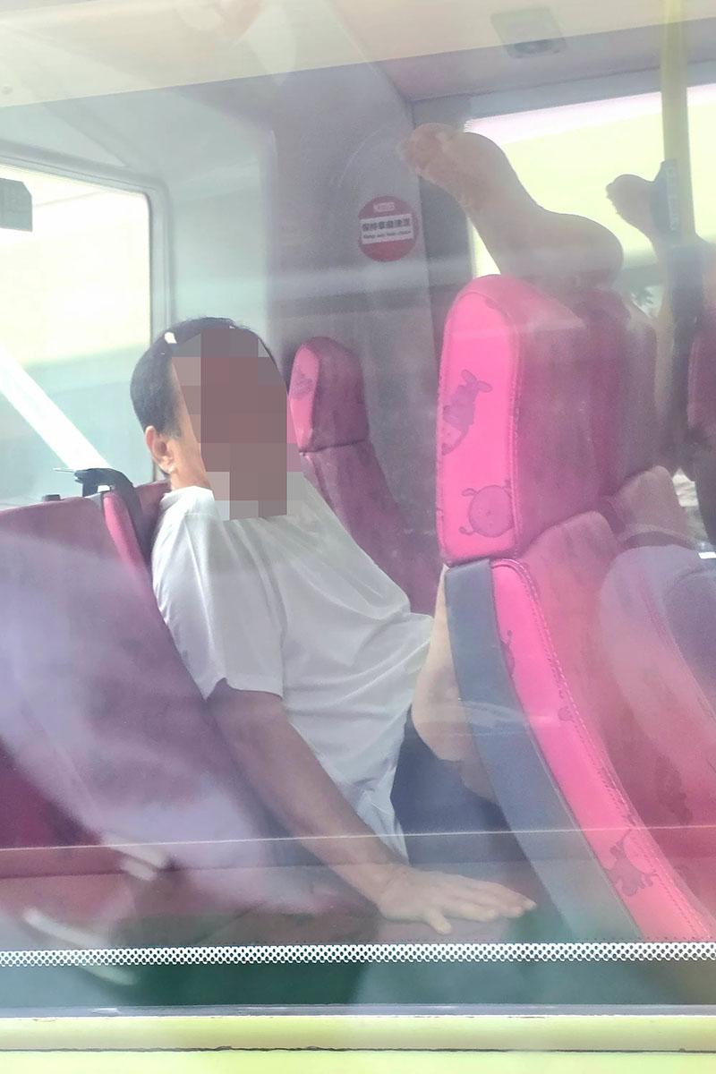 有市民目睹旁邊巴士上層車尾有乘客赤腳「V」字形拉筋。(Threads圖片)