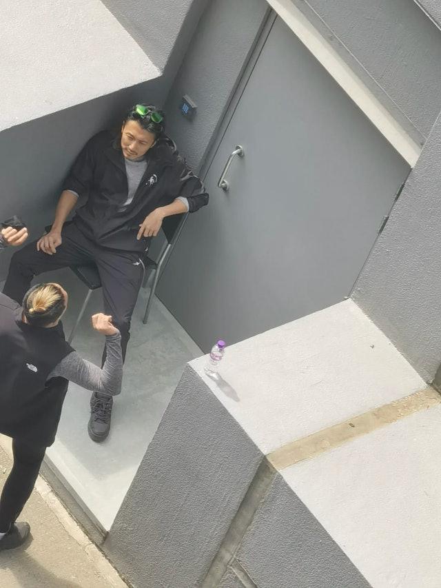 最近有網民在小紅書分享早前於內地市區巧遇謝霆鋒拍戲,當時他在休息期間手中拿住一支雪茄與工作人員聊天對話。