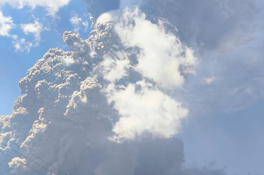 印尼勒沃托比拉基拉基峰火山口周一再爆發。(互聯網)