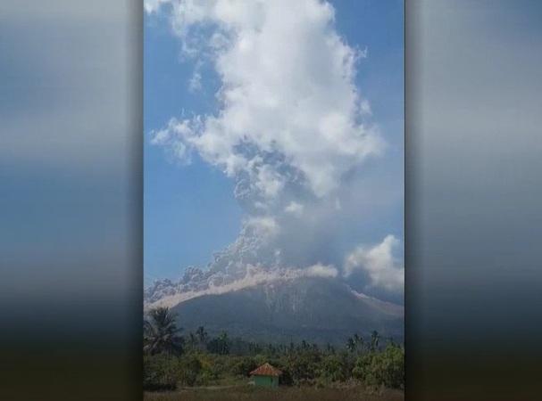 印尼勒沃托比拉基拉基峰火山口周一再爆發。(互聯網)
