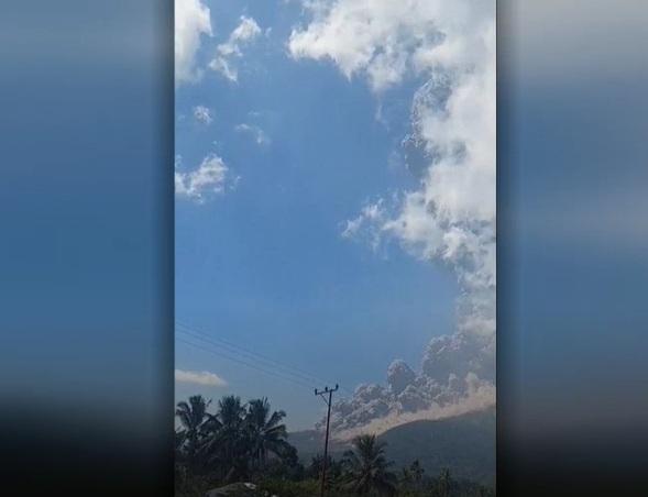 印尼勒沃托比拉基拉基峰火山口周一再爆發。(互聯網)