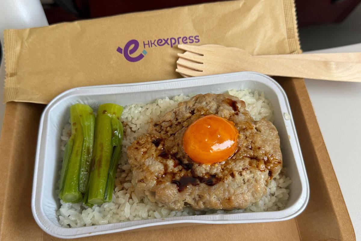 有網民分享在HK Express機上訂購的食物。(Threads用戶tom_th_lee)