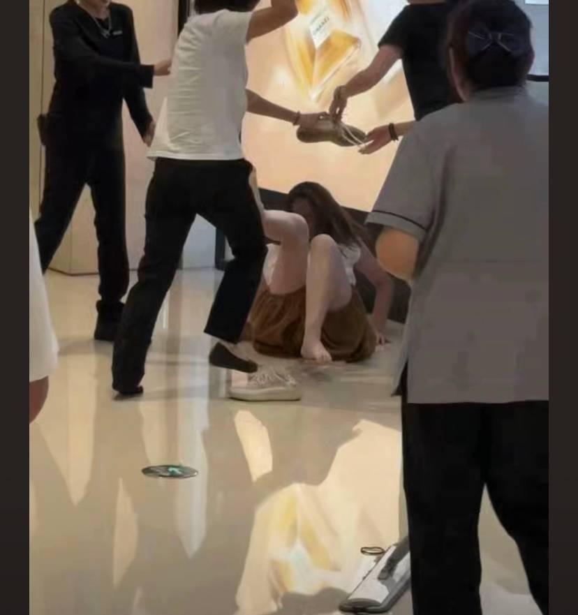 安徽合肥店員與女顧客扭打成一片成為MMA事件。(微博)