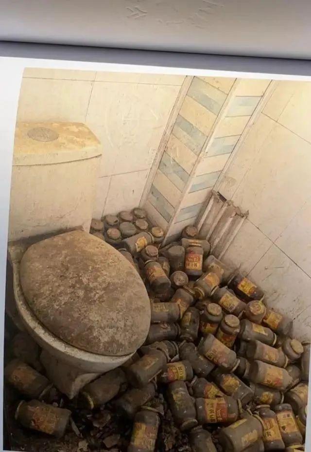 照片顯示,屋內髒亂不堪,陽台掛滿來路不明的狗皮。(圖/翻攝大象新聞)