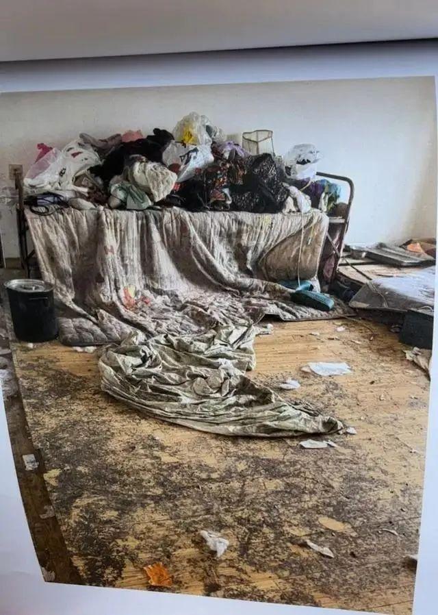 照片顯示,屋內髒亂不堪,陽台掛滿來路不明的狗皮。(圖/翻攝大象新聞)