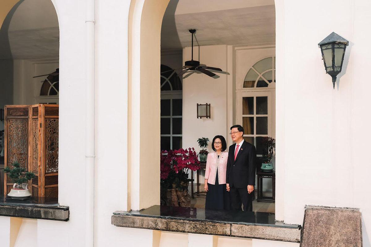 李家超(右)感謝太太始終握緊他的手如初,讓他可全力以赴為香港的未來譜寫新篇。(李家超FB)