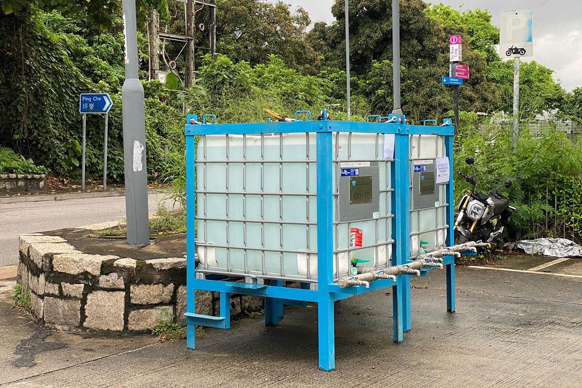 政府在受影響地區放置水箱。(民政事務總署FB)