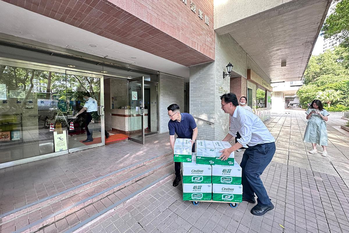 梁熙(左)安排5,000枝樽裝水予受影響屋苑。(梁熙FB)