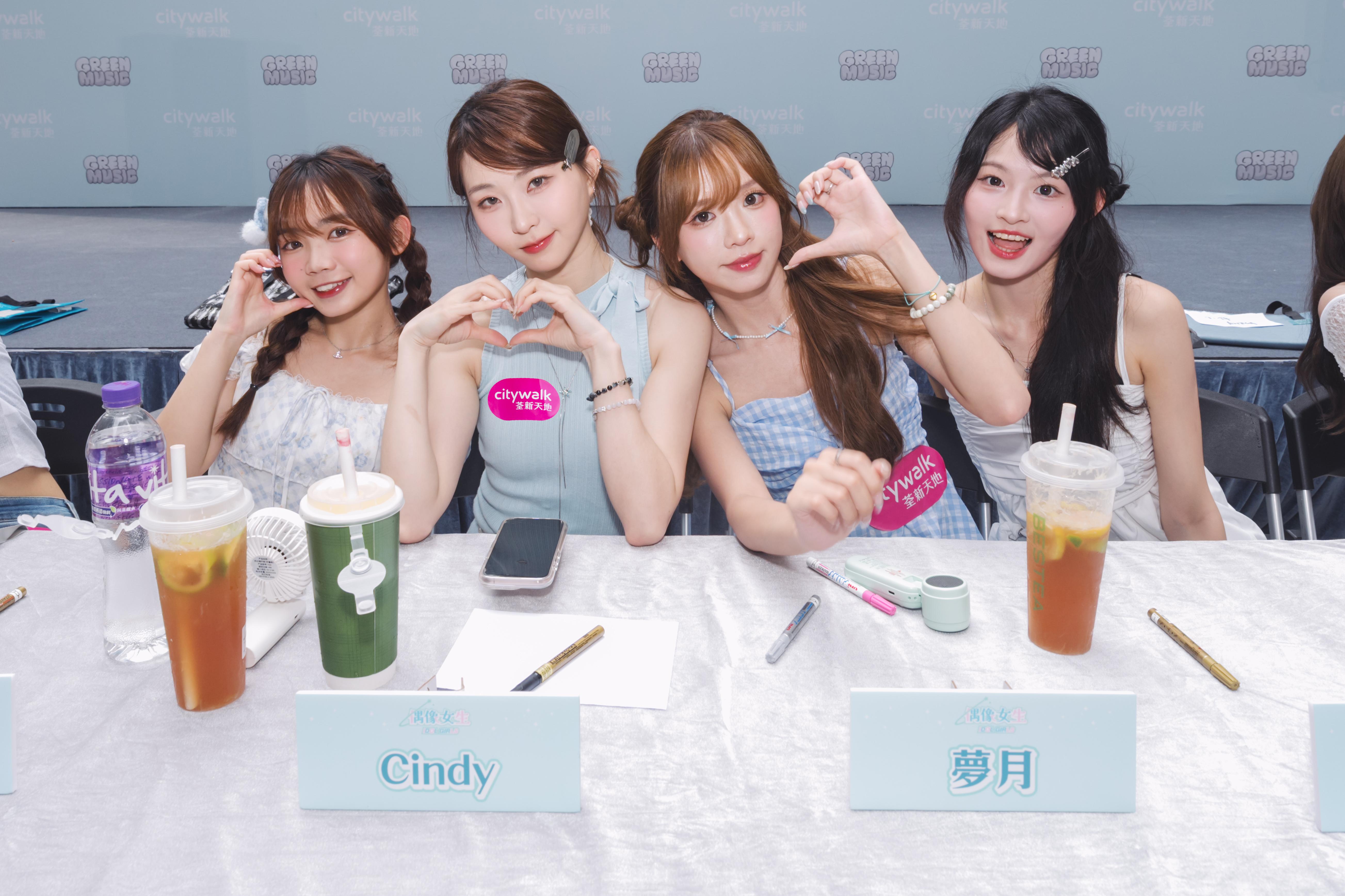 左起:Helen、Cindy、夢月、家鑾簽名時合照。
