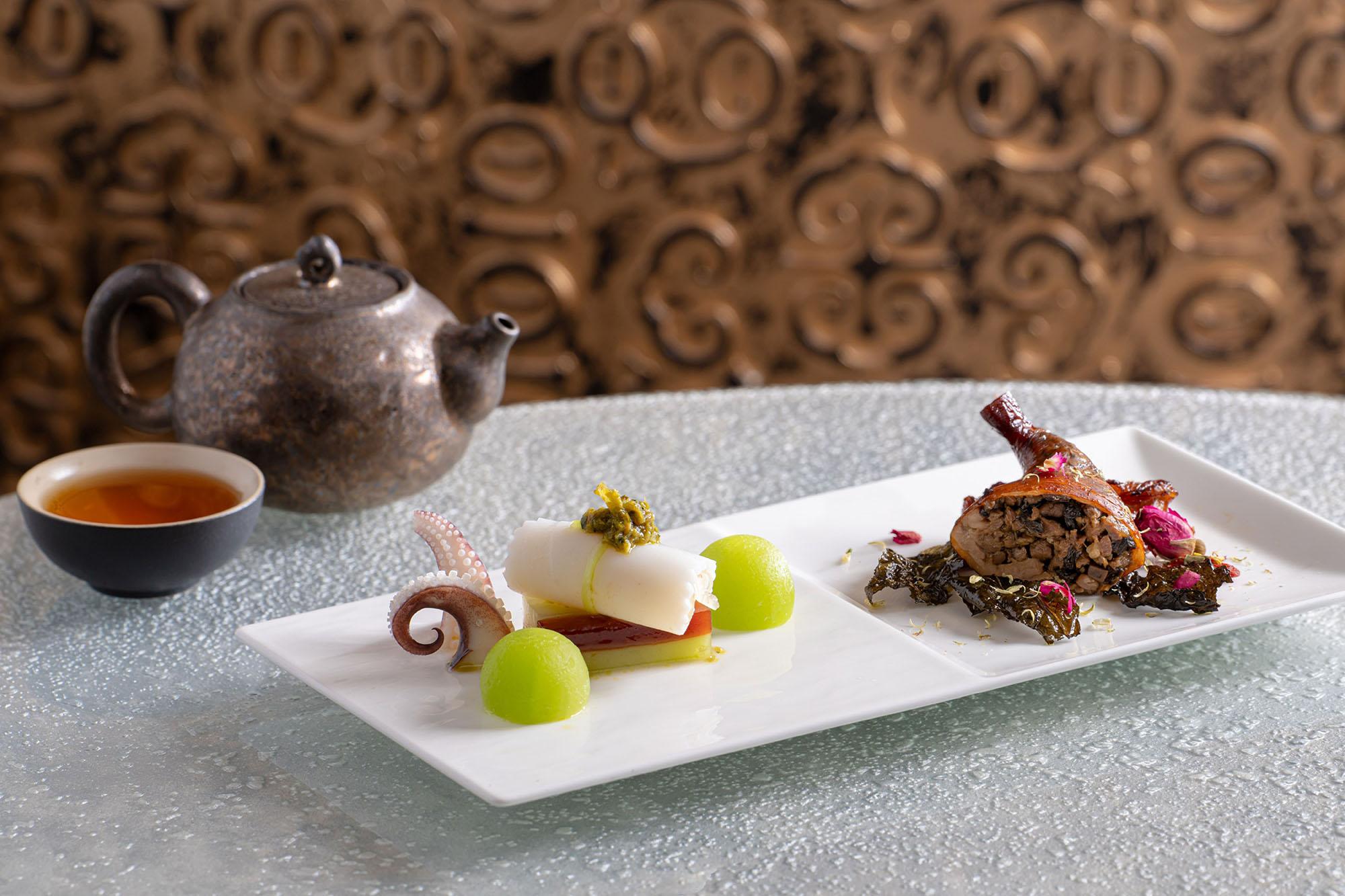 二百年古樹茶燻黑虎掌菌釀乳鴿腿.燒椒香草醬涼拌墨魚