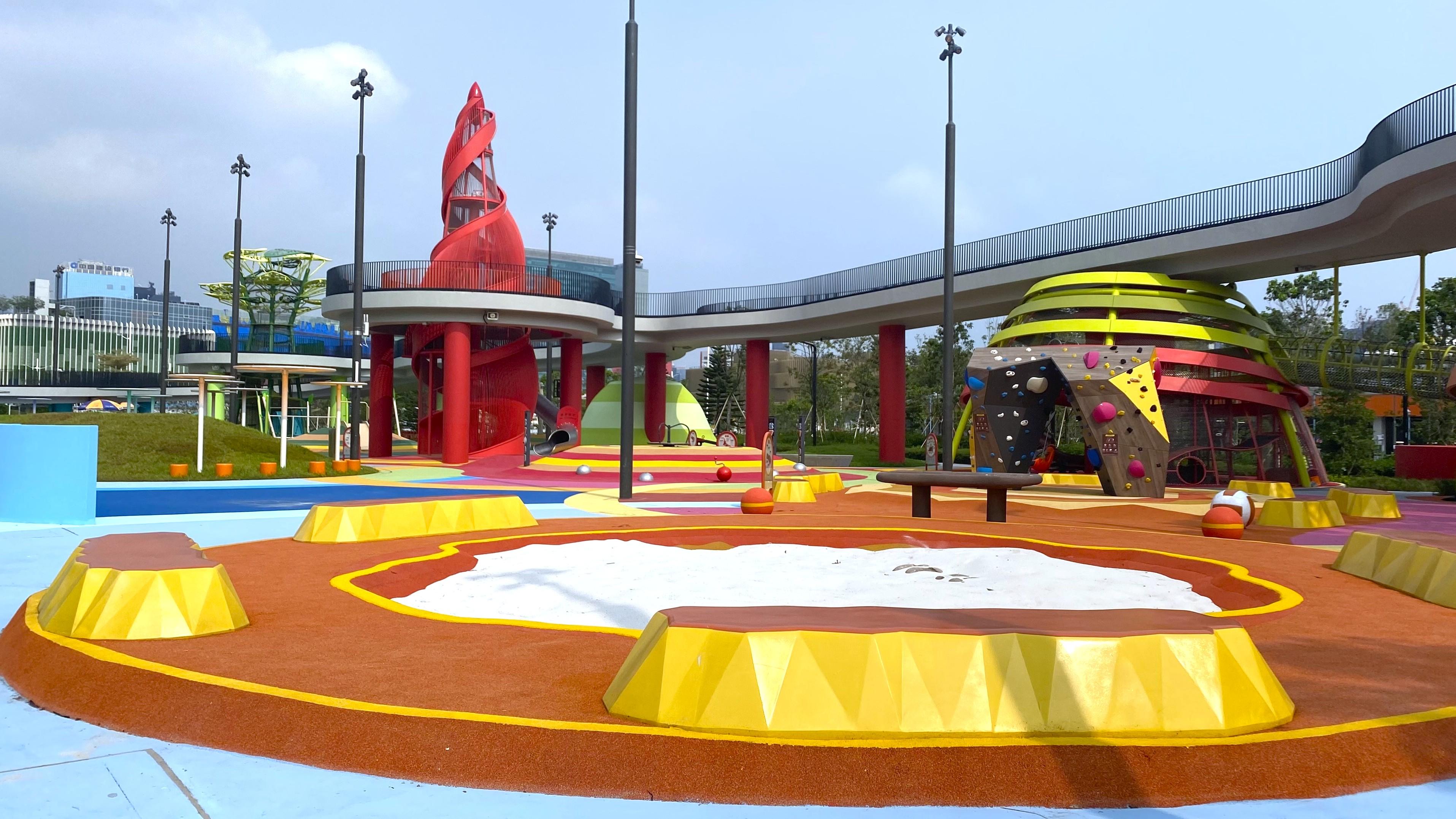 啟德體育園有新戶外設施開放給公眾使用,佔地逾4300平方米的「五行童樂園」親子遊樂空間,設計靈感源自宋代鹽田景觀,並以五行概念劃分五大主題區。(啟德體育園提供)