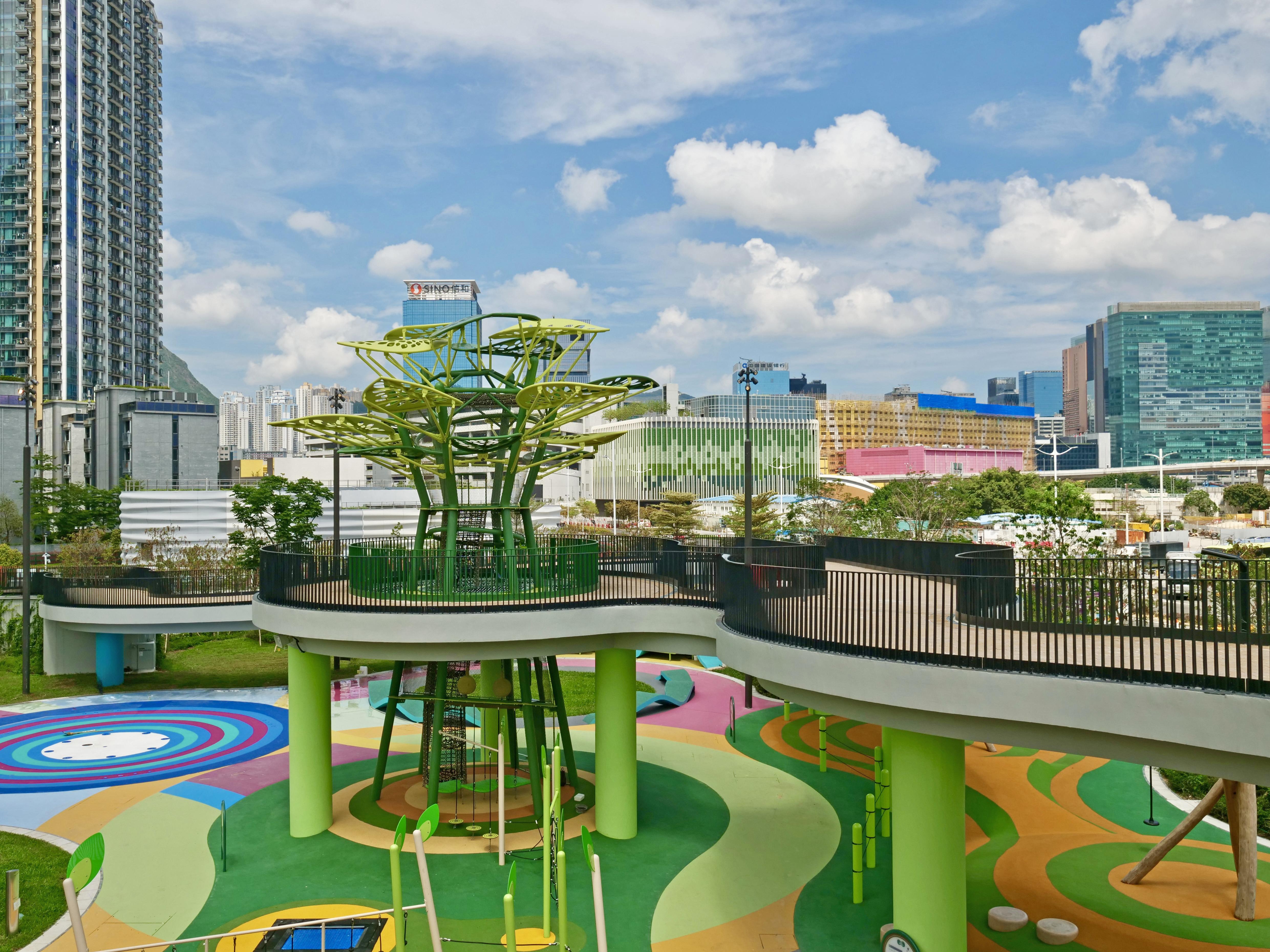 啟德體育園有新戶外設施開放給公眾使用,佔地逾4300平方米的「五行童樂園」親子遊樂空間,設計靈感源自宋代鹽田景觀,並以五行概念劃分五大主題區。(啟德體育園提供)