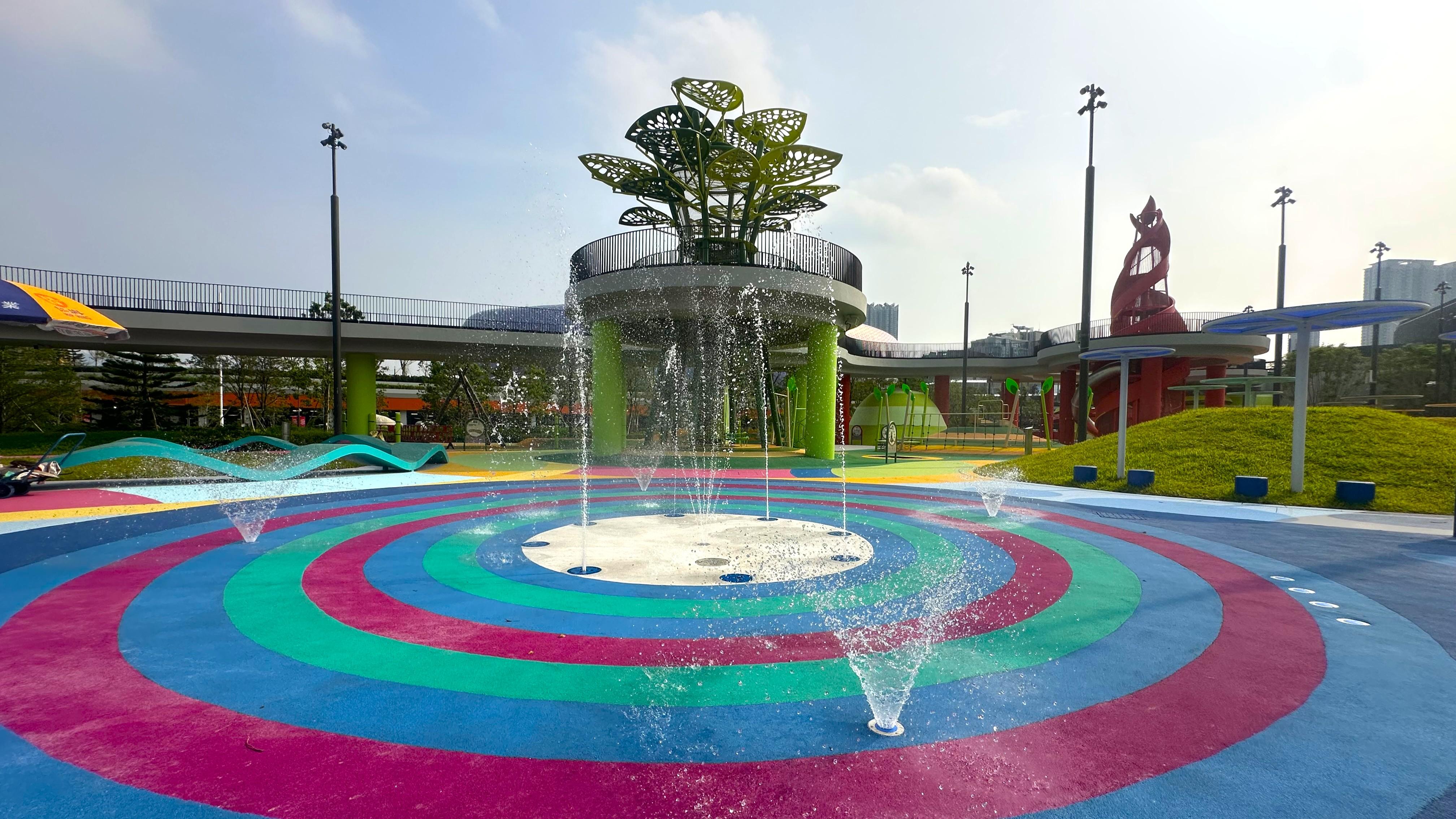 啟德體育園有新戶外設施開放給公眾使用,佔地逾4300平方米的「五行童樂園」親子遊樂空間,設計靈感源自宋代鹽田景觀,並以五行概念劃分五大主題區。(啟德體育園提供)