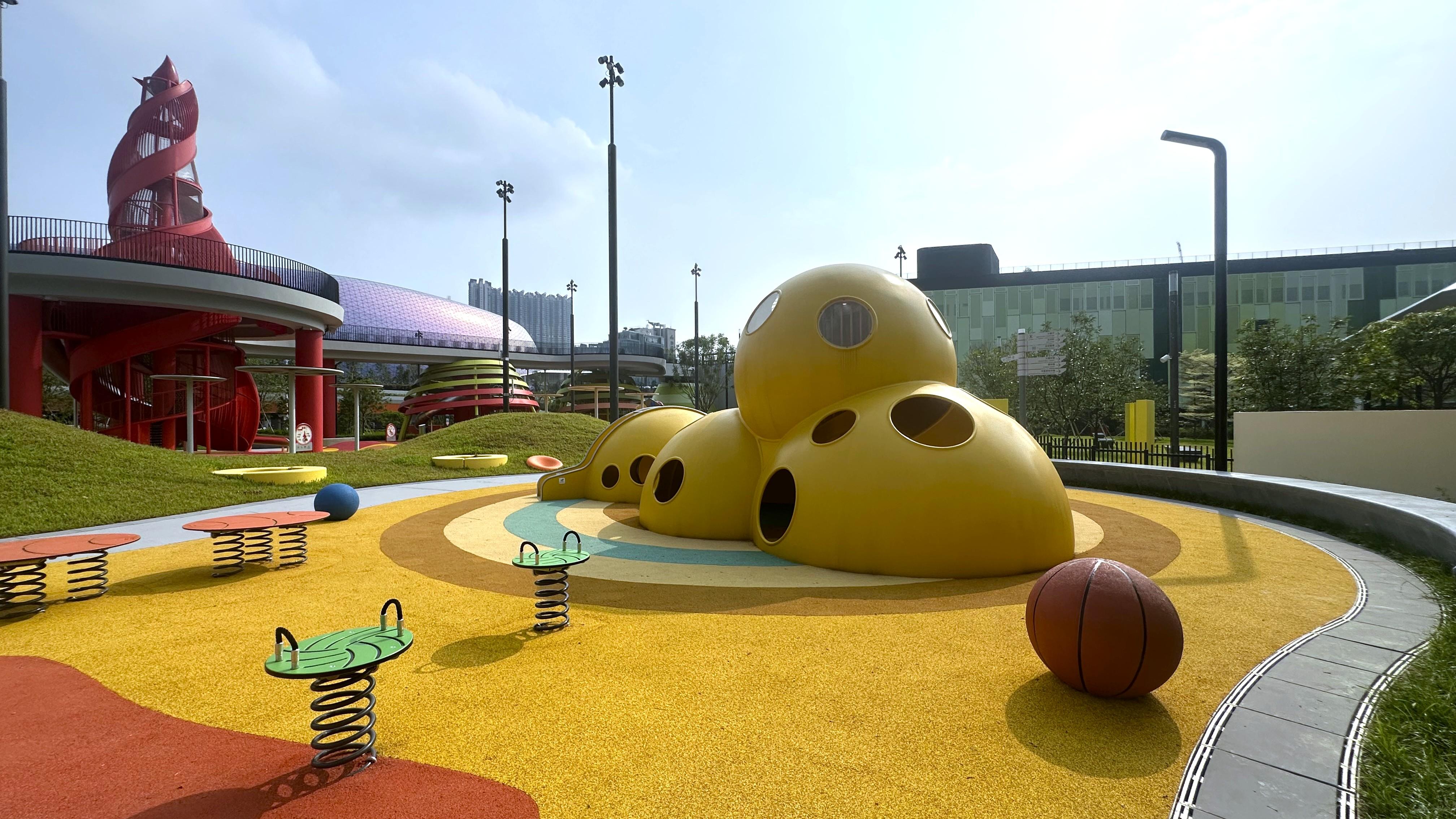 啟德體育園有新戶外設施開放給公眾使用,佔地逾4300平方米的「五行童樂園」親子遊樂空間,設計靈感源自宋代鹽田景觀,並以五行概念劃分五大主題區。(啟德體育園提供)