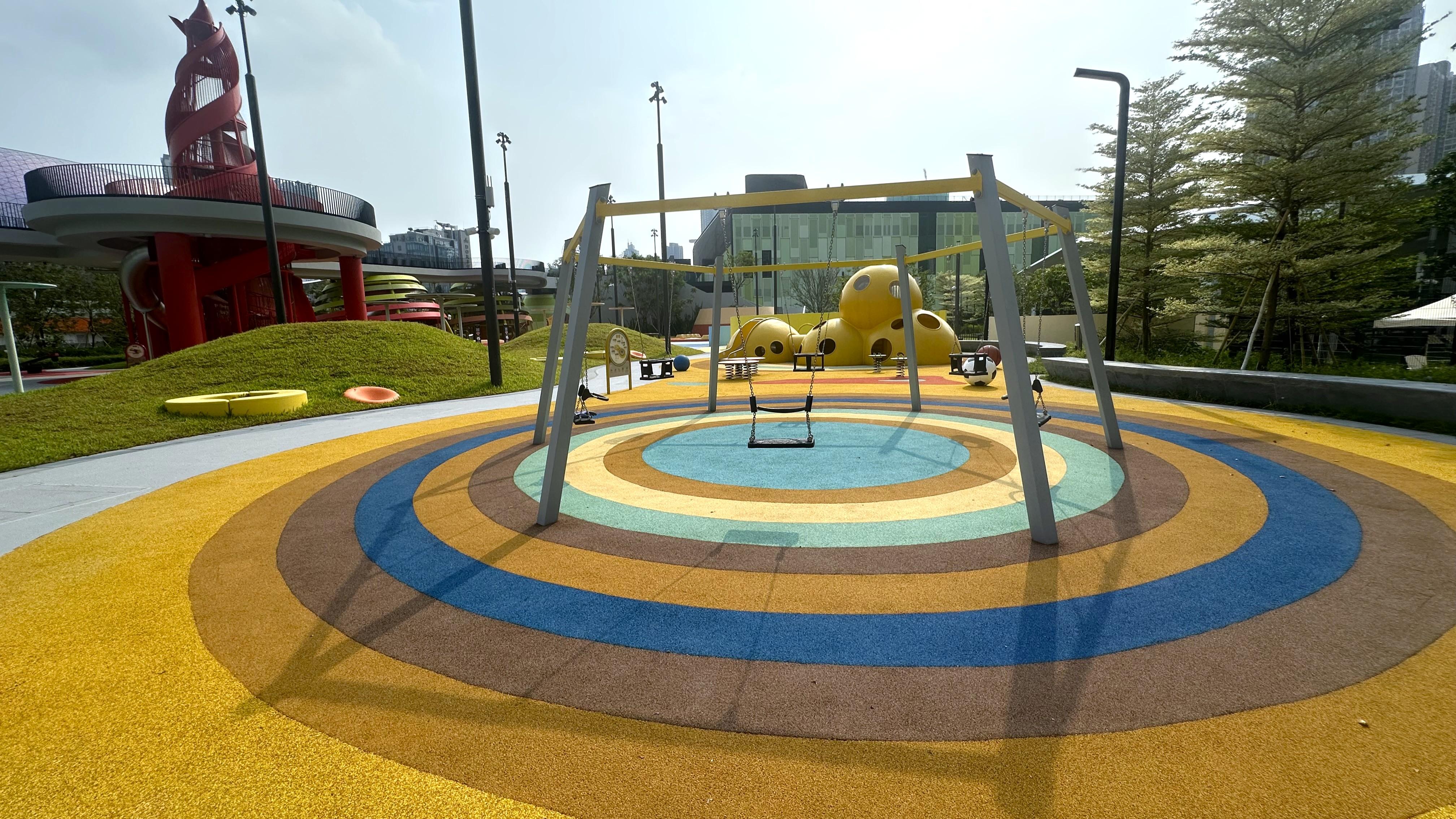 啟德體育園有新戶外設施開放給公眾使用,佔地逾4300平方米的「五行童樂園」親子遊樂空間,設計靈感源自宋代鹽田景觀,並以五行概念劃分五大主題區。(啟德體育園提供)