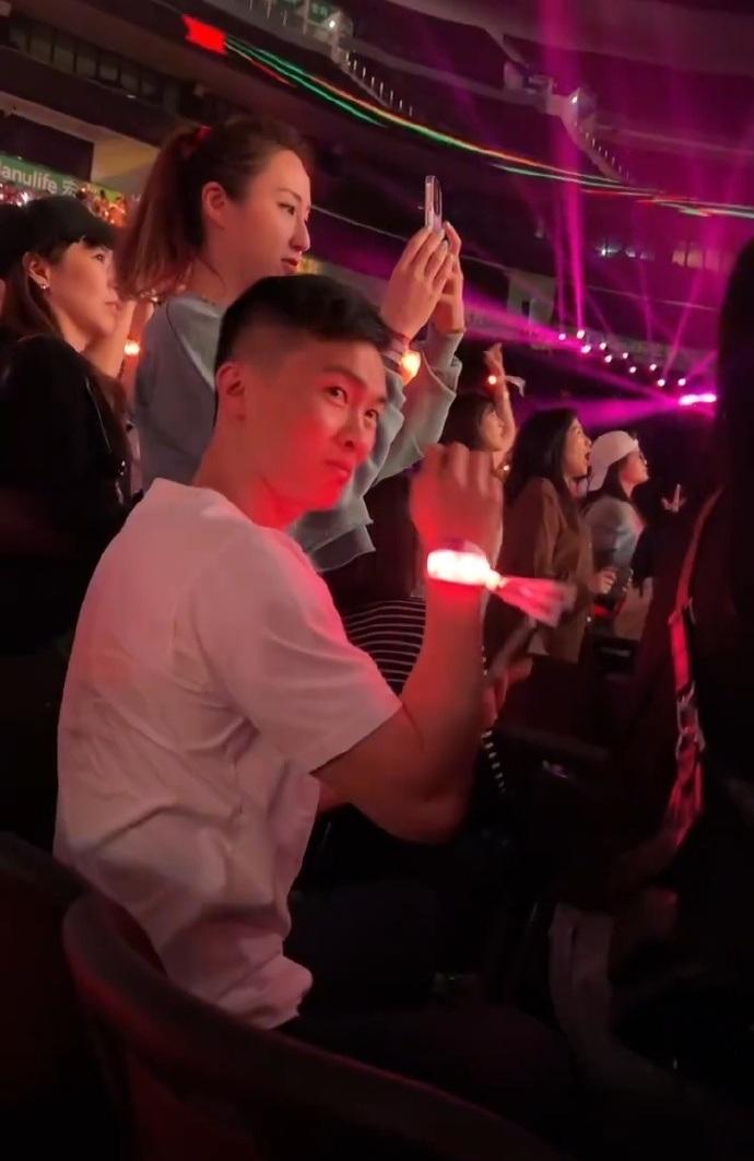 超雲與Douglas最後一次合照,已經是4月時謝霆鋒的啟德演唱會上。