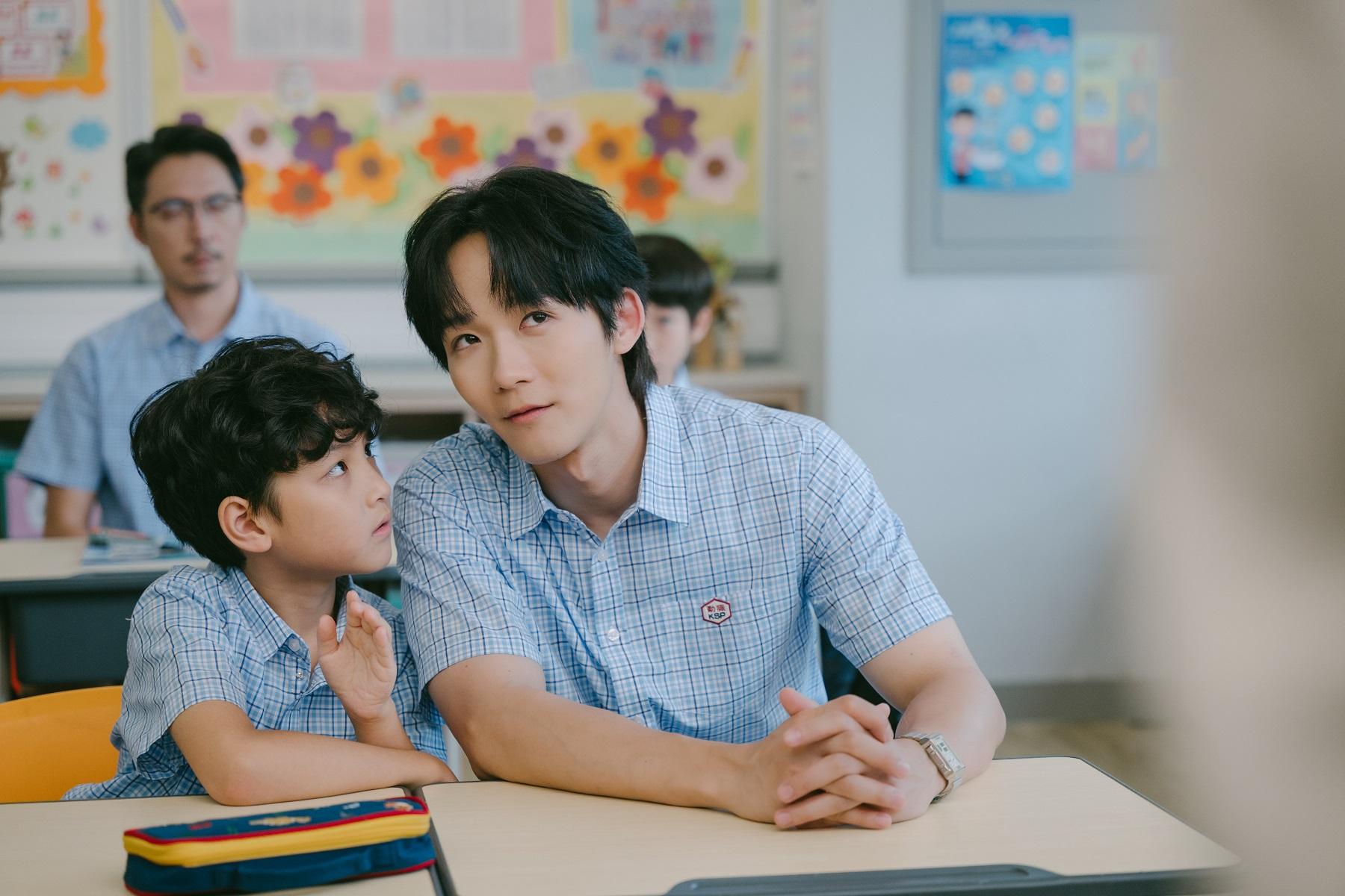 余暉(王智德 飾)和波子(黃梓曜 飾)的互動火花十足,非常討喜。(《社畜再培訓先導計劃》劇照)