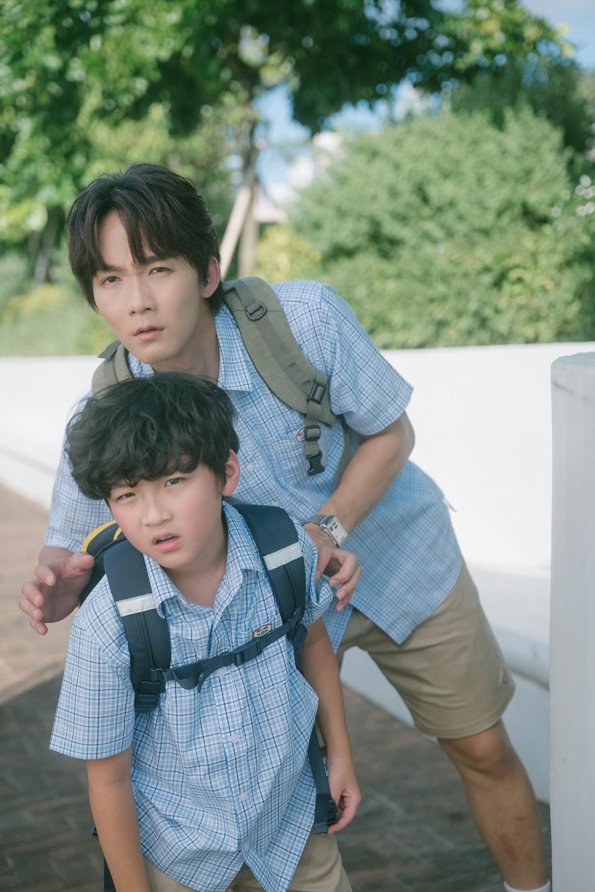 余暉(王智德 飾)和波子(黃梓曜 飾)因拍劇被封為「余波CP」。(《社畜再培訓先導計劃》劇照)