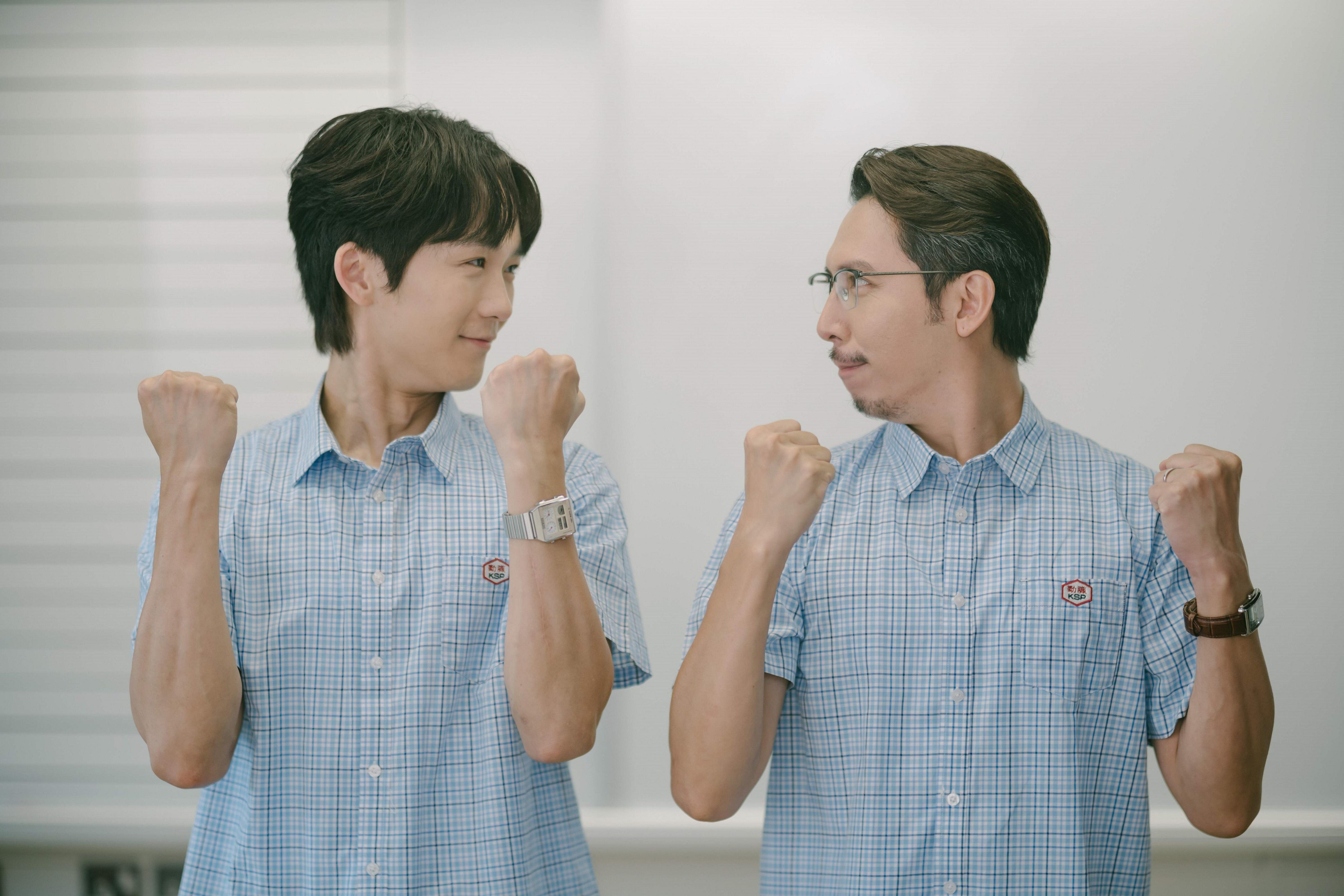 余暉(王智德 飾)和HR張(陳子豐 飾)被派到小學接受再培訓。(《社畜再培訓先導計劃》劇照)