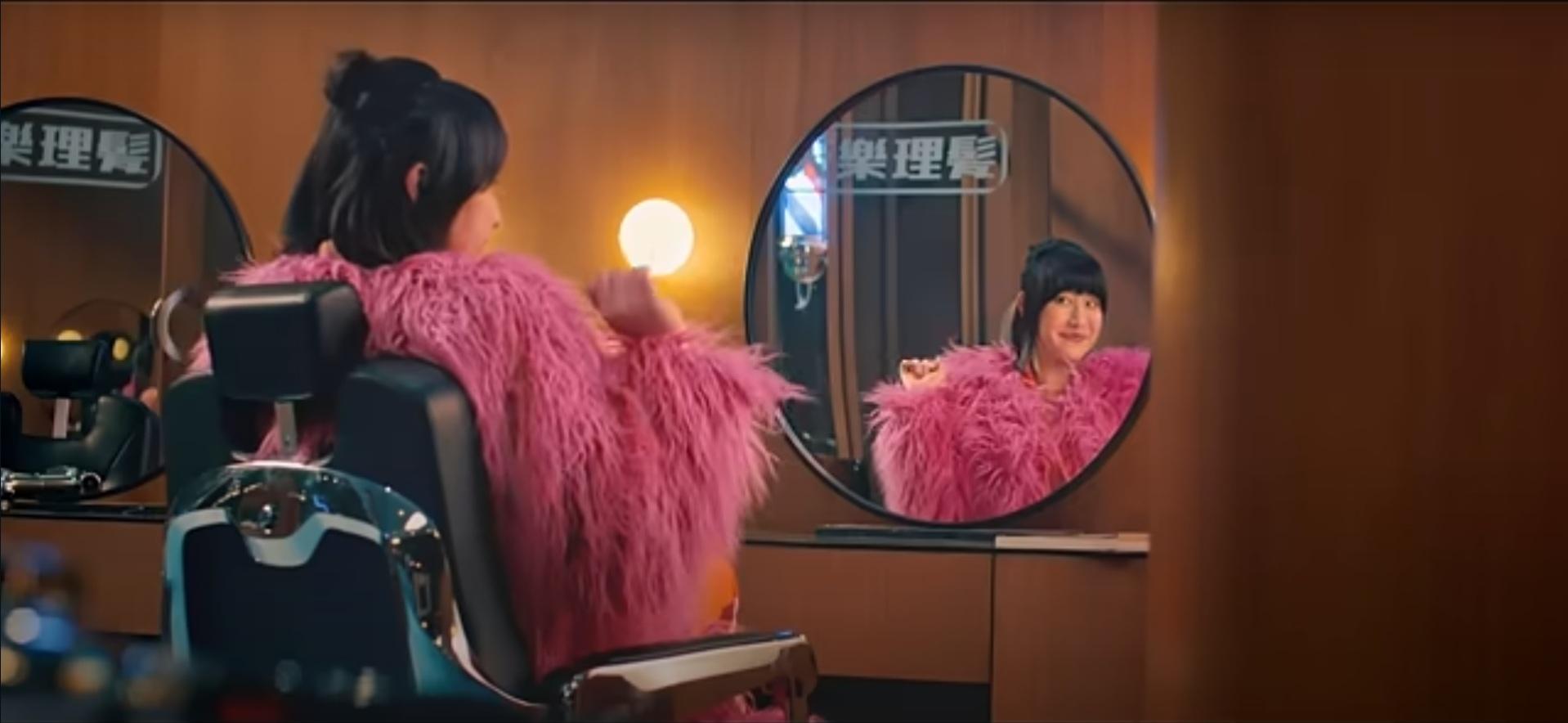 阿正拍廣告,一臉風騷樣。