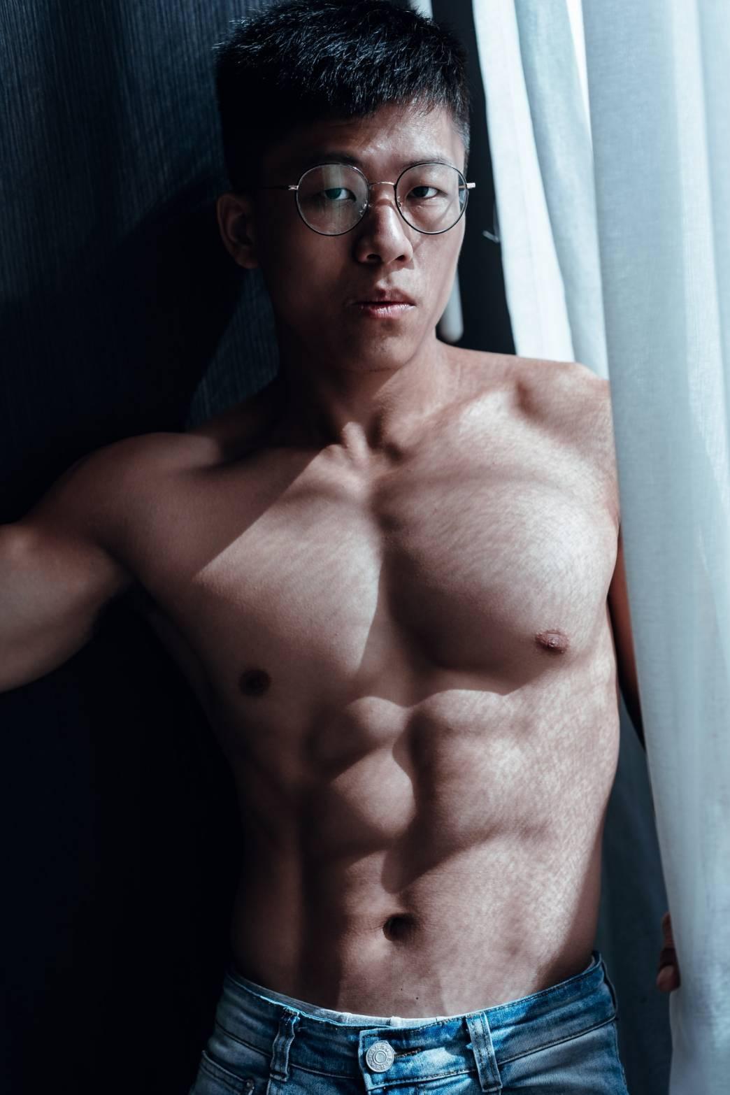 台灣「健身男孩」房天樂,入行3年已有高達200多部作品。